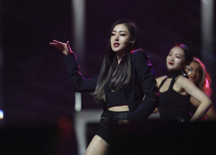 張天愛皮褲生圖-霸氣酷颯-資源網站